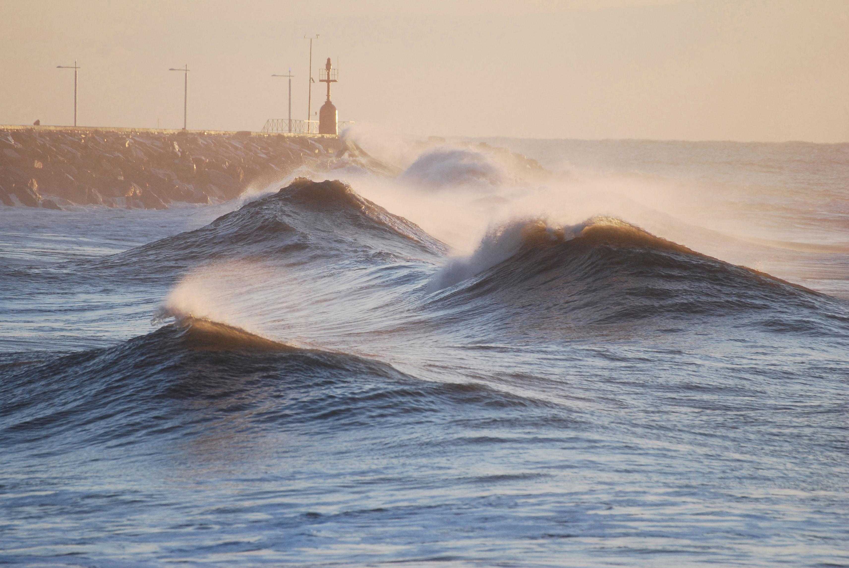 Un vapor s-a scufundat in Marea Neagra. 12 persoane sunt date disparute