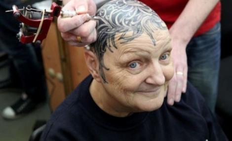 O bunicuta nonconformista: si-a facut tatuaj pe chelie. A costat-o aproape o mie de dolari