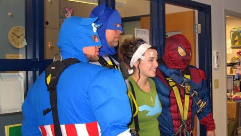 Batman si Captain America, in vizita la un spital de copii