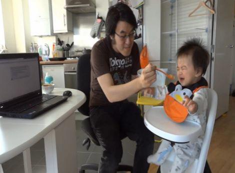 Gangnam Style, bun pentru hranit copiii! Un bebelus accepta sa fie hranit doar "in sheme"