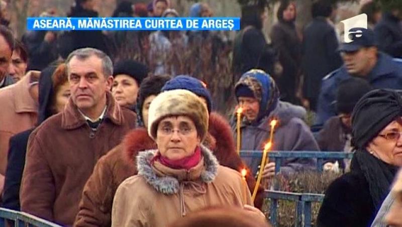 Curtea de Arges: Aproape 5.000 de oameni au indurat frigul pentru a ajunge la moastele Sfintei Filofteia