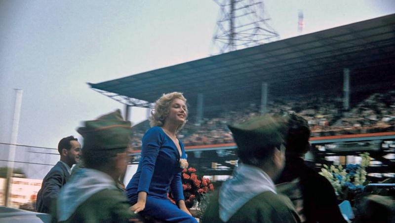 Fotografii unicat! Marilyn Monroe jucand fotbal, in 1957