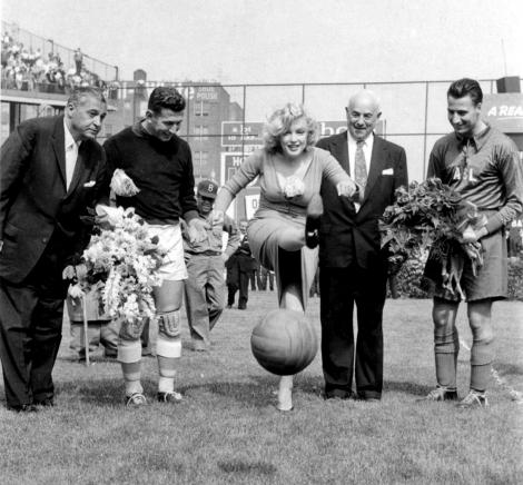 Fotografii unicat! Marilyn Monroe jucand fotbal, in 1957