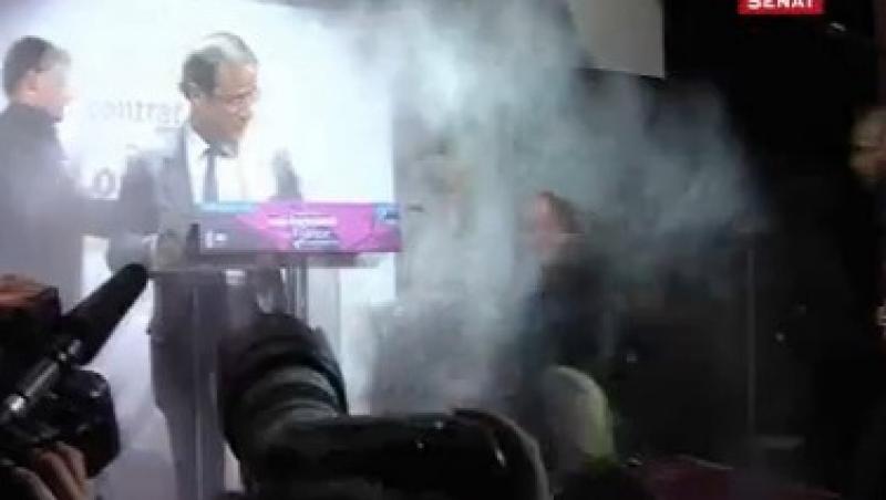 VIDEO! Candidatul socialist francez Francois Hollande, atacat cu faina