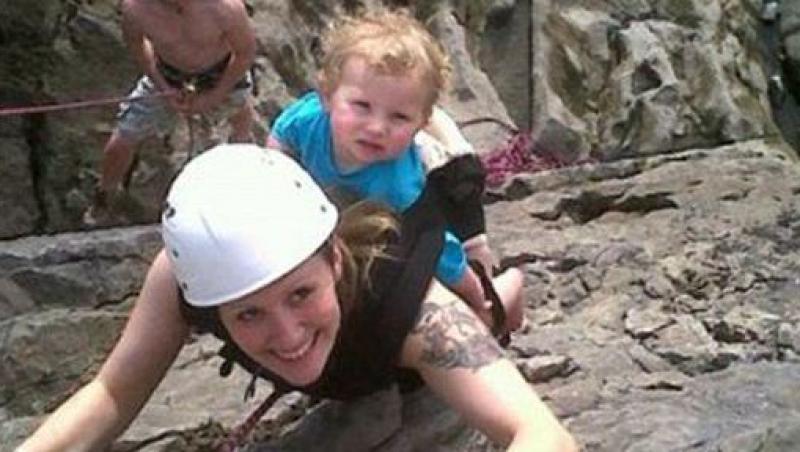 O mama a facut alpinism cu copilul in spate fara sa-l protejeze!