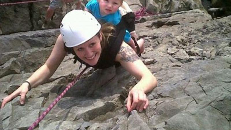 O mama a facut alpinism cu copilul in spate fara sa-l protejeze!