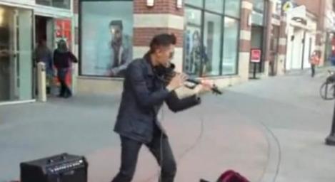 VIDEO! Violonistul care face un adevarat spectacol pe strada