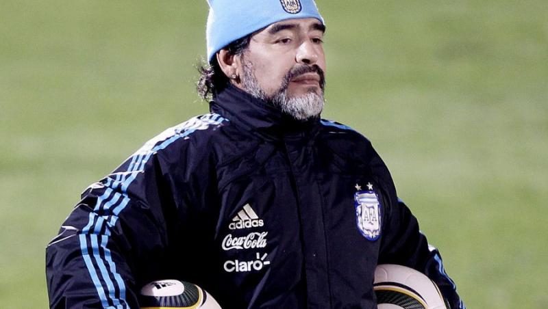 Maradona se ia de Manchester City