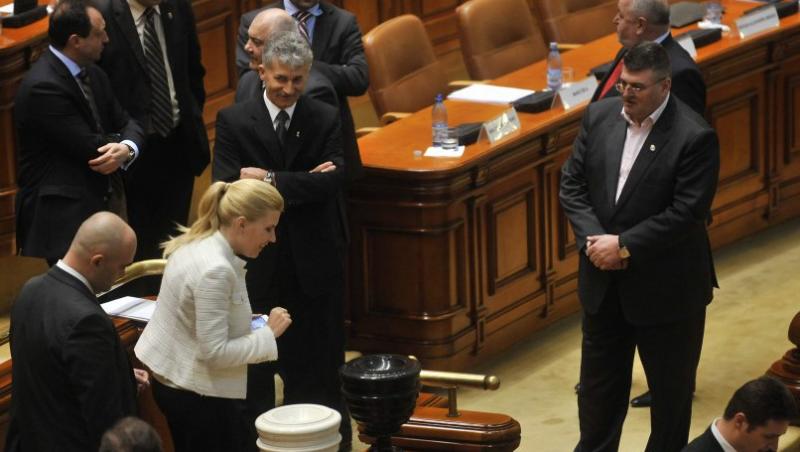 FOTO! Ce nu s-a vazut la TV la votul de investitura al guvernului Ungureanu