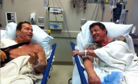 Arnold Schwarzenegger si Sylvester Stallone, colegi de suferinta pe patul de spital