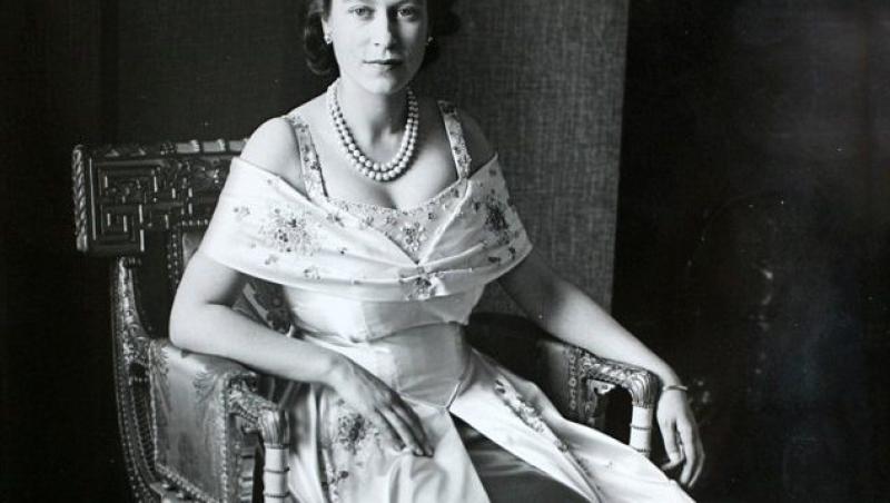 Vezi prima fotografie cu regina Elisabeta a-II-a pe tron!