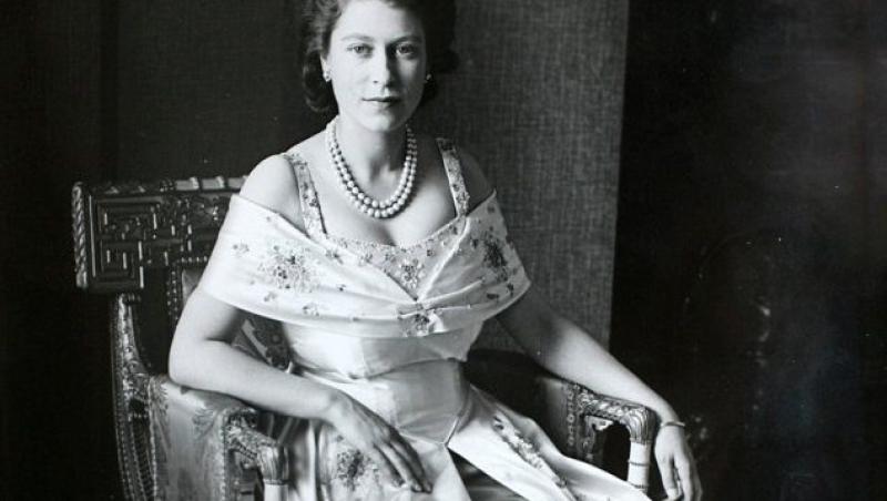 Vezi prima fotografie cu regina Elisabeta a-II-a pe tron!