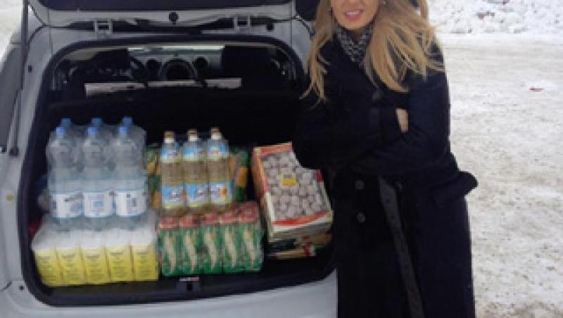 FOTO! Andreea Banica doneaza alimente pentru sinistrati