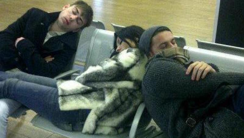 FOTO! Celia, adormita in aeroport!