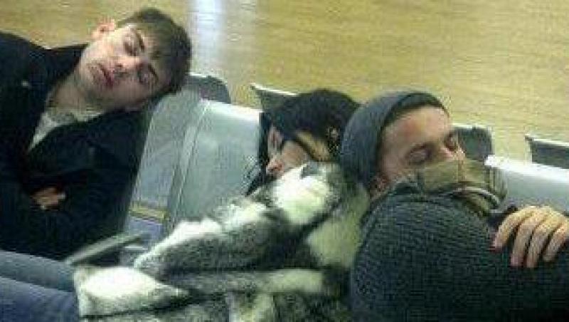 FOTO! Celia, adormita in aeroport!