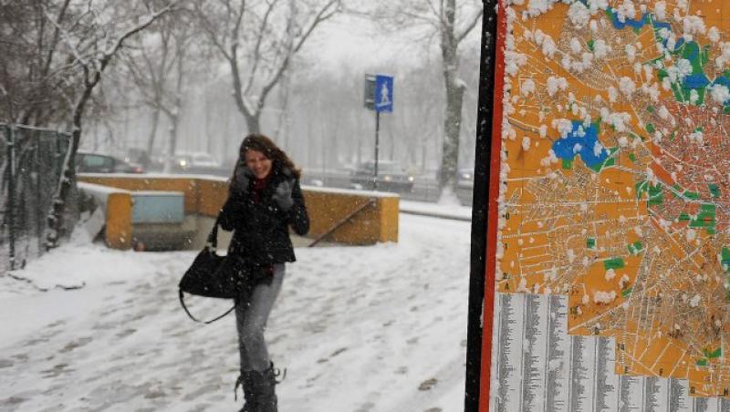 Un operator de telefonie mobila distribuie celulare persoanelor din zonele afectate de ninsoare