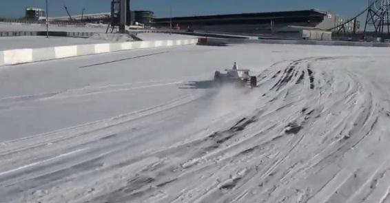 VIDEO! Un pilot face drifturi cu un kart prin zapada