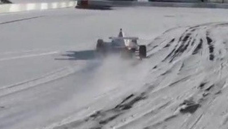 VIDEO! Un pilot face drifturi cu un kart prin zapada