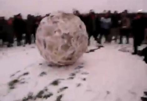 VIDEO! Cum se distreaza britanicii iarna: Au facut un bulgare urias de zapada