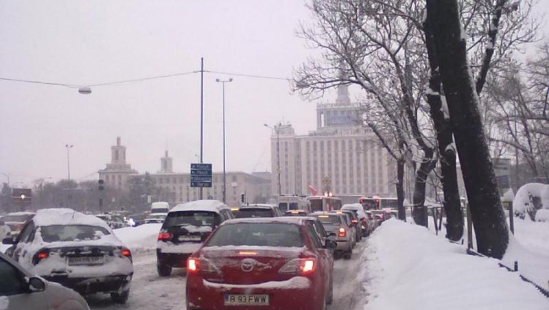 FOTO! Trafic de cosmar in Capitala: Utilajele de deszapezit, blocate printre masini