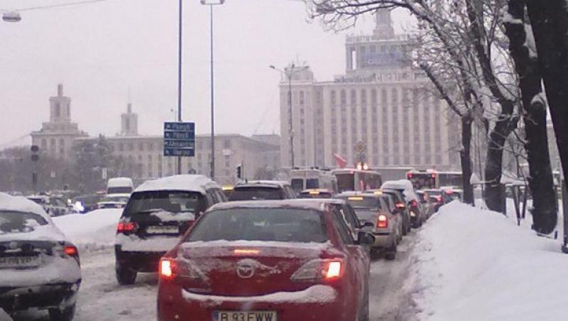 FOTO! Trafic de cosmar in Capitala: Utilajele de deszapezit, blocate printre masini