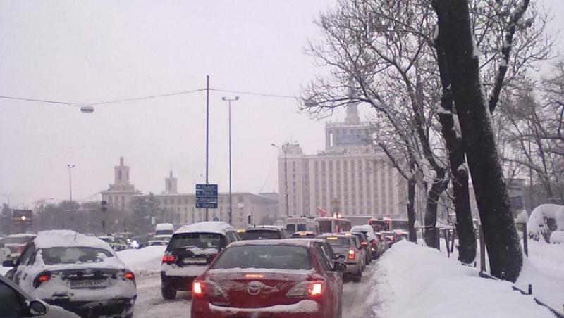 FOTO! Trafic de cosmar in Capitala: Utilajele de deszapezit, blocate printre masini