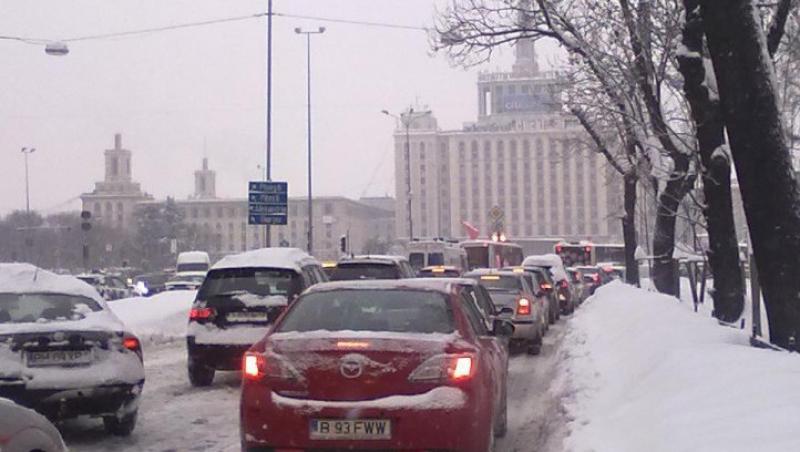 FOTO! Trafic de cosmar in Capitala: Utilajele de deszapezit, blocate printre masini