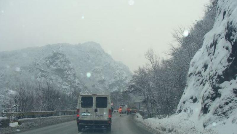 Traficul pe Valea Oltului a fost inchis dupa producerea unor avalanse de zapada