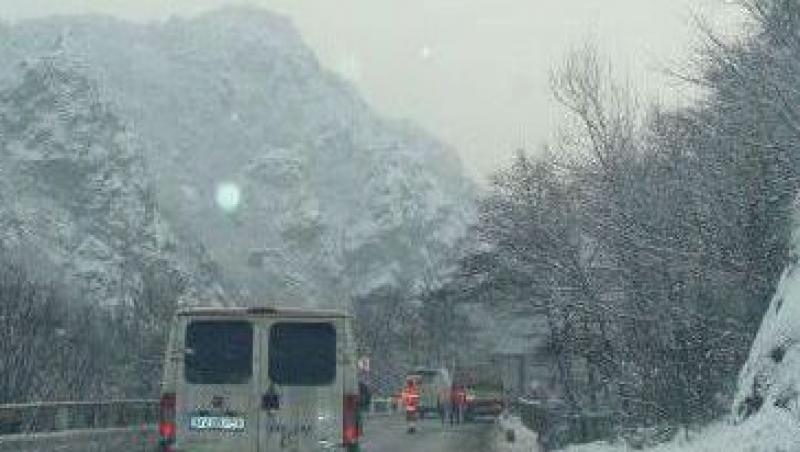 Traficul pe Valea Oltului a fost inchis dupa producerea unor avalanse de zapada