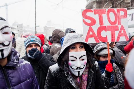 Presa straina: Sute de romani au scandat anti-ACTA: "Ghearele jos de pe Internet!"