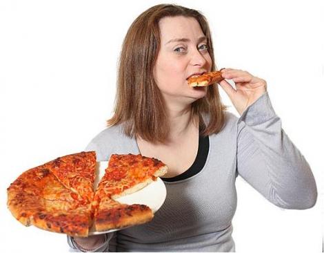 O femeie a mancat numai pizza timp de 31 de ani. Vezi cum arata!