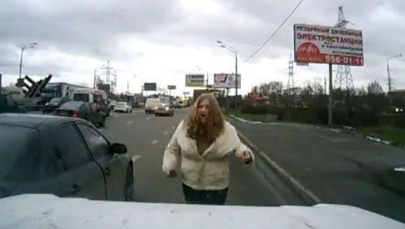 VIDEO! Vezi cum face o rusoaica legea in trafic!