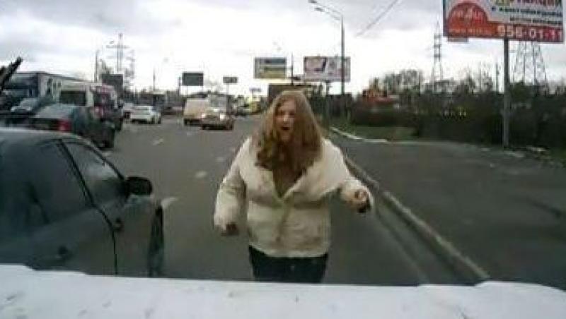 VIDEO! Vezi cum face o rusoaica legea in trafic!