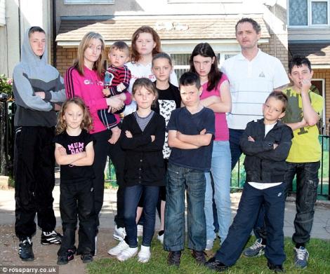 UK: O familie cu 10 copii a primit o casa de la stat, dupa ce a refuzat mai multe in prealabil
