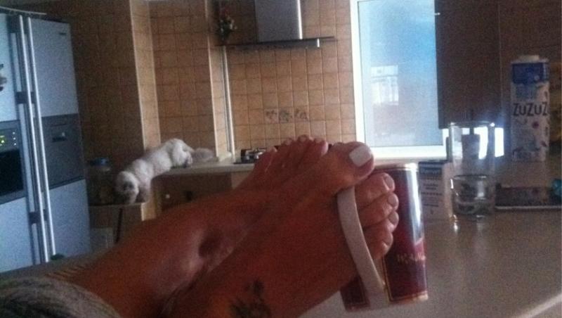FOTO! Ce contorsionista! Delia bea lapte cu piciorul!
