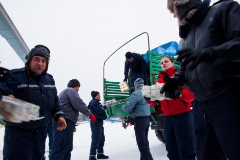 AFP: Romanii izolati din cauza zapezii au primit alimente transportate cu parapanta