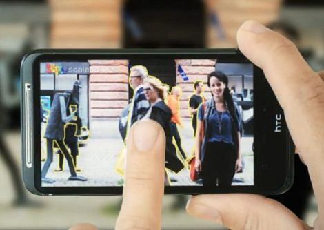 Aplicatia Android care elimina oamenii din fotografii