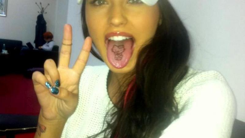 FOTO! Iti place? Antonia si-a tatuat limba!
