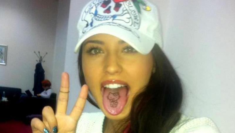 FOTO! Iti place? Antonia si-a tatuat limba!