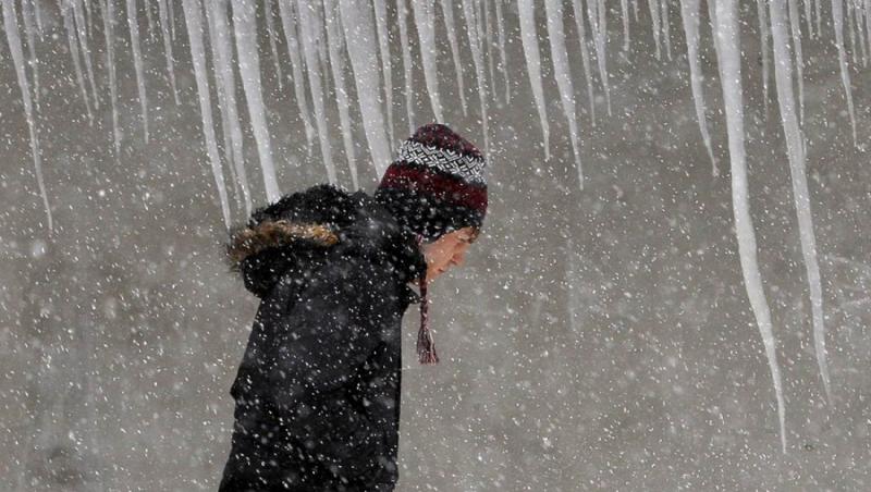 GALERIE FOTO! Imaginile acestei ierni: Italiencele, cu tocuri prin zapada si gheata