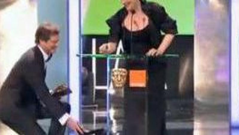 VIDEO! Cenusareasa Meryl Streep: Si-a pierdut pantoful pe scena BAFTA. Vezi cum s-a descurcat!