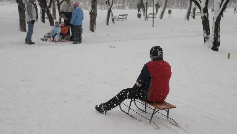 Peste 850 de scoli raman inchise in tara din cauza ninsorilor si viscolului