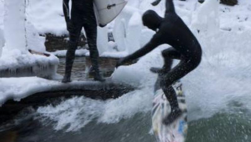 FOTO! Doi baieti fac SURF intr-un rau din Germania!