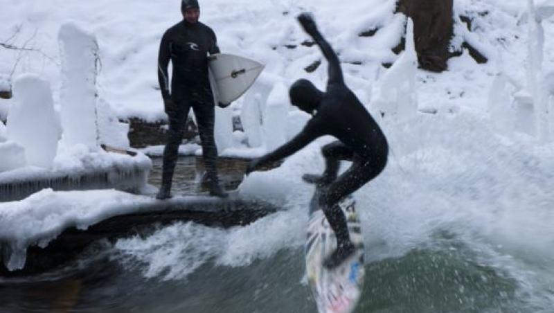 FOTO! Doi baieti fac SURF intr-un rau din Germania!