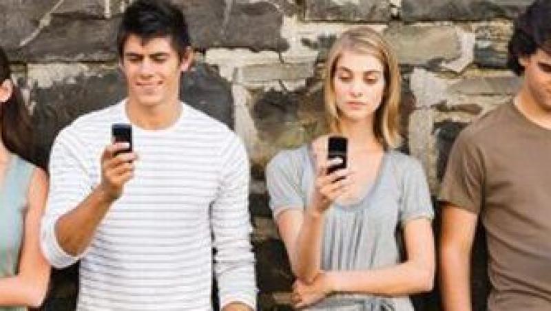 Doua din trei persoane nu se pot desparti de telefonul mobil