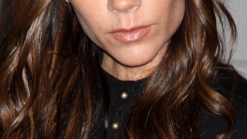 FOTO! Victoria Beckham, trasa la fata si cu cearcane!