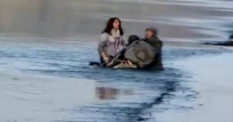 VIDEO! Scotia: O femeie si copilul ei au cazut in apa, in timp ce se plimbau pe un dig