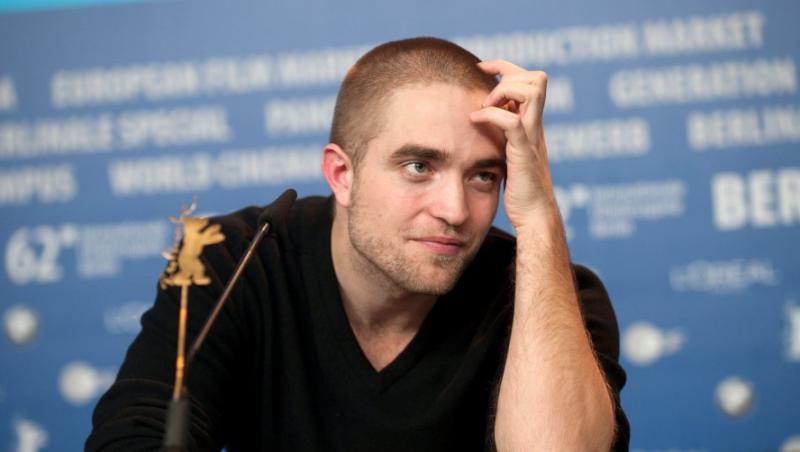 FOTO! Robert Pattinson cu un nou look la Festivalul de Film de la Berlin