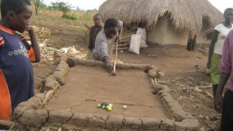 Africanii joaca biliard in conditii de saracie extrema