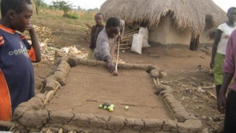 Africanii joaca biliard in conditii de saracie extrema